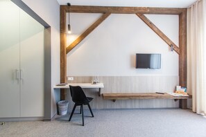 Dobbelt- eller tomannsrom – standard, 1 queensize-seng | Safe på rommet, skrivebord og blendingsgardiner