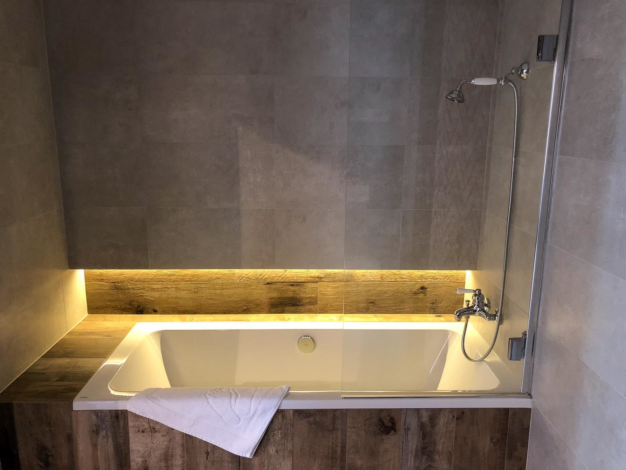 deluxe suite, 1 queen bed, lake view | bathroom | shower, towels