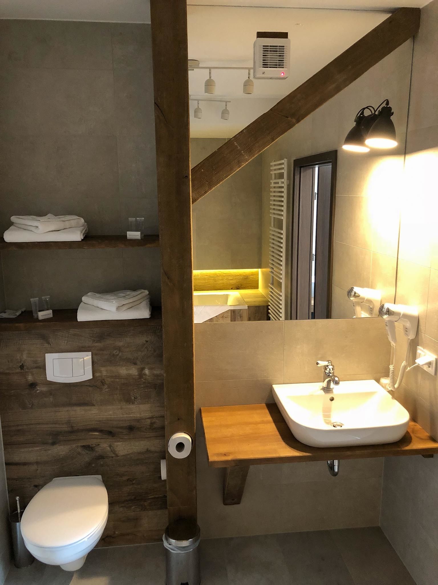 deluxe suite, 1 queen bed, lake view | bathroom | shower, towels