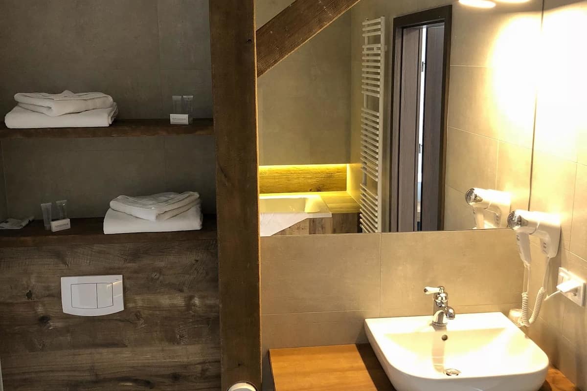 deluxe suite, 1 queen bed, lake view | bathroom | shower, towels