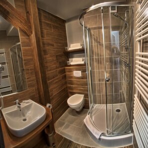 Shower, towels - Hotel Gorecznik (Przygodzice)