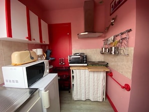 Réfrigérateur, micro-ondes, plaque de cuisson, cafetière/bouilloire