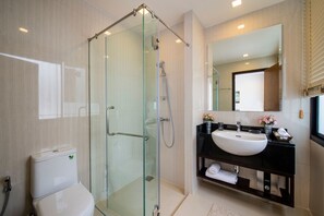 3-Bedroom Apartment | Baño | Regadera, amenidades de baño gratuitas, toallas 