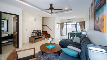 3-Bedroom Apartment | Area keluarga | TV layar datar