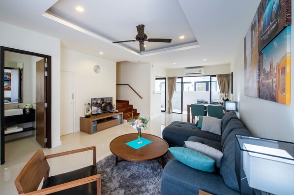 3-Bedroom Apartment | Área de sala de estar | Televisión de pantalla plana 