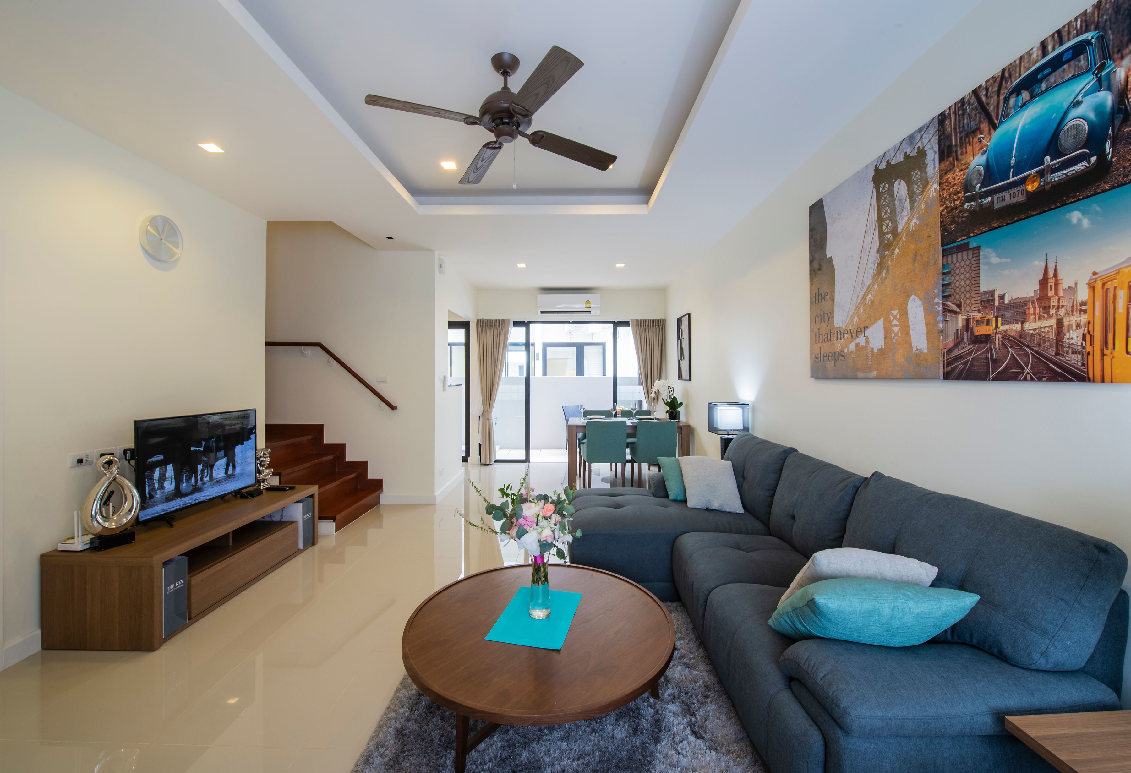 3-Bedroom Apartment | Khu phòng khách | TV màn hình phẳng 
