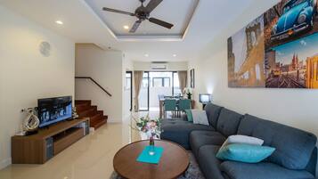 3-Bedroom Apartment | Area keluarga | TV layar datar