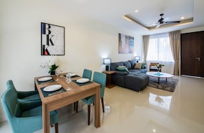 3-Bedroom Apartment | Ruokailu omassa huoneessa
