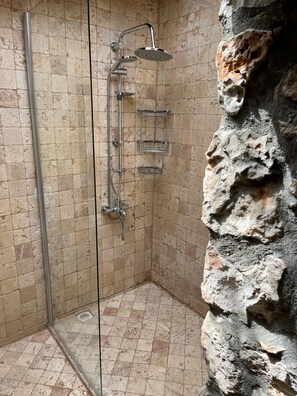 Doppia Grand, vista mare (Double) | Bagno | Doccia, soffione a pioggia, set di cortesia gratuito, asciugacapelli