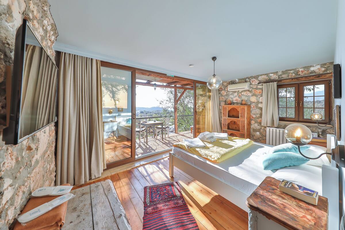 6 bedrooms, premium bedding, in-room safe, individually decorated