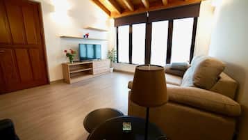 Appartement Deluxe, 1 chambre, accessible aux personnes à mobilité réduite | Salle de séjour | Télévision à écran plat