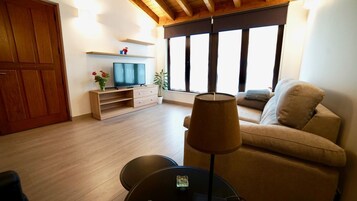 Apartamento Deluxe, 1 habitación, accesible para personas con discapacidad | Sala de estar | Una televisión de pantalla plana