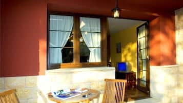 1 chambre, fer et planche à repasser, lits bébé (gratuits)