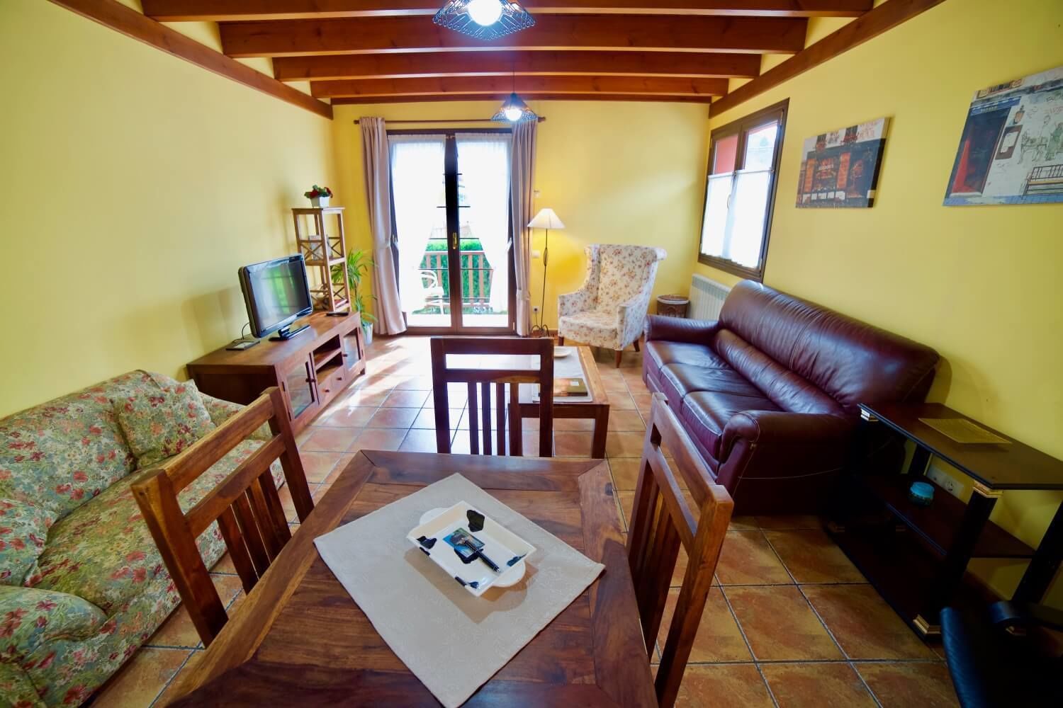 Dúplex superior, 2 habitaciones, balcón | Área de sala de estar | Televisión de pantalla plana 