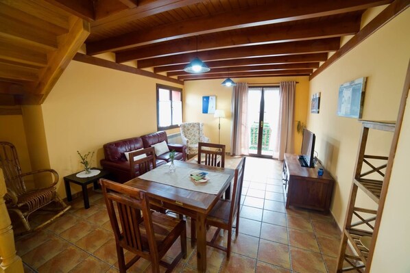 Superior Duplex, 2 Bedrooms, Balcony | Living area