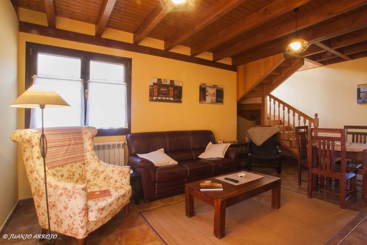 Dúplex superior, 2 habitaciones, balcón | Sala de estar | Televisión de pantalla plana