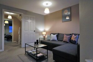 Spacious Townhouse | Living area | LCD TV, Netflix - Spacious Townhouse - Netflix & Parking (Coventry)