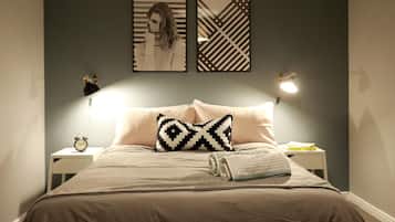 Spacious Townhouse | Desk, blackout curtains, iron/ironing board, free WiFi