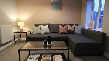 Spacious Townhouse | Living area | LCD TV, Netflix