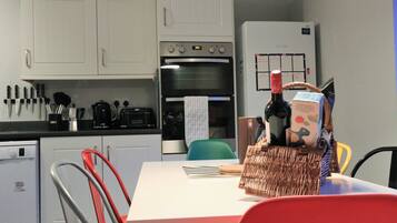 Spacious Townhouse | Private kitchen | Fridge, microwave, oven, stovetop