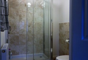 Bathroom - Spacious Townhouse - Netflix & Parking (Coventry)