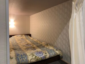 Down comforters, blackout drapes, soundproofing, iron/ironing board - Guest House Oniya - Hostel (Noboribetsu)