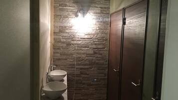 Buồng tắm vòi sen, dép đi trong nhà, chậu vệ sinh/vòi rửa, khăn tắm