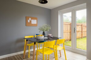 Ferienhaus, Mehrere Betten | Essbereich im Zimmer