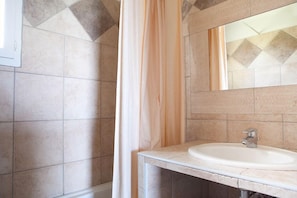 Villa, 2 chambres | Salle de bain | Serviettes fournies