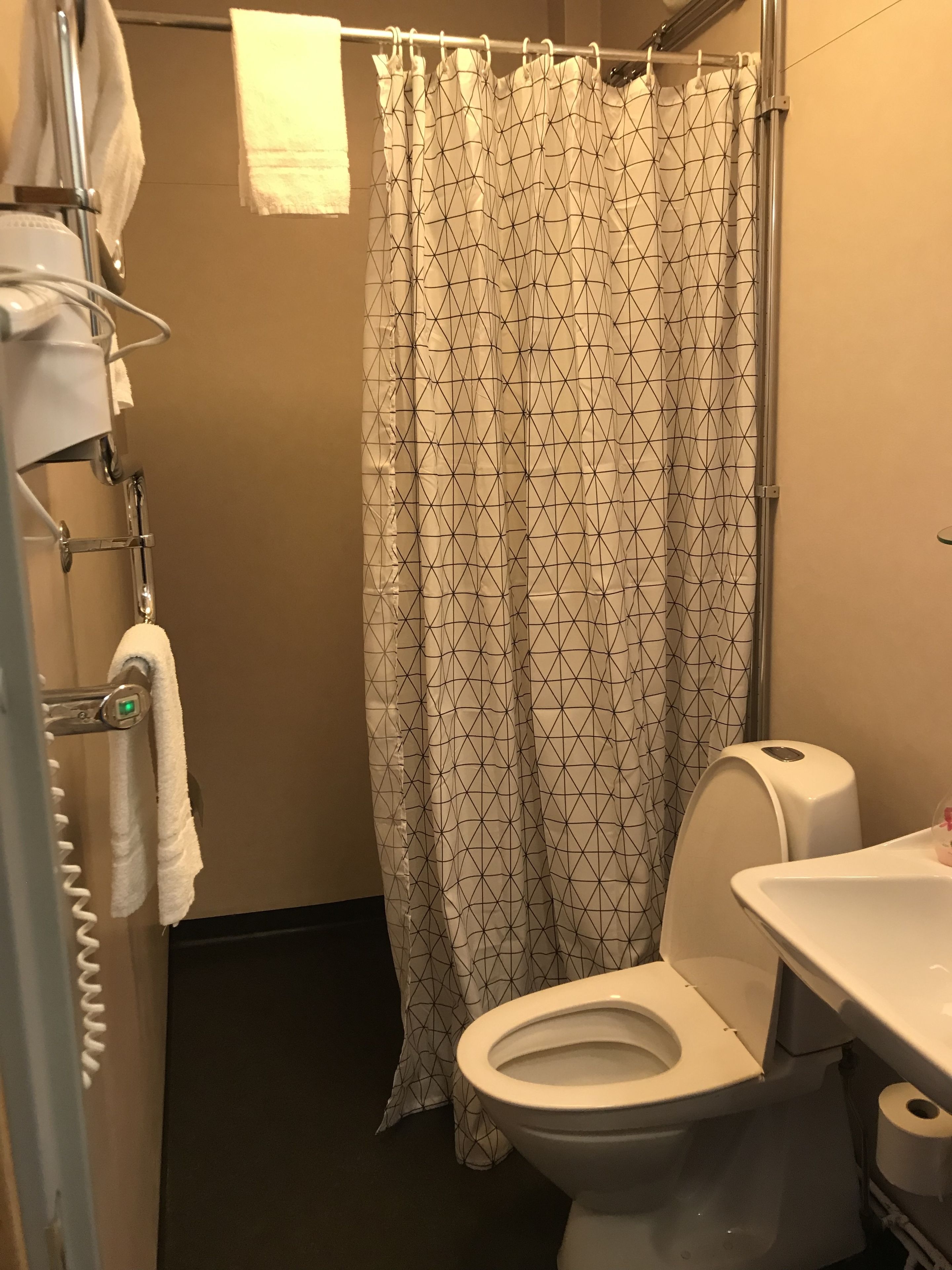 single room | bathroom | free toiletries, hair dryer, towels