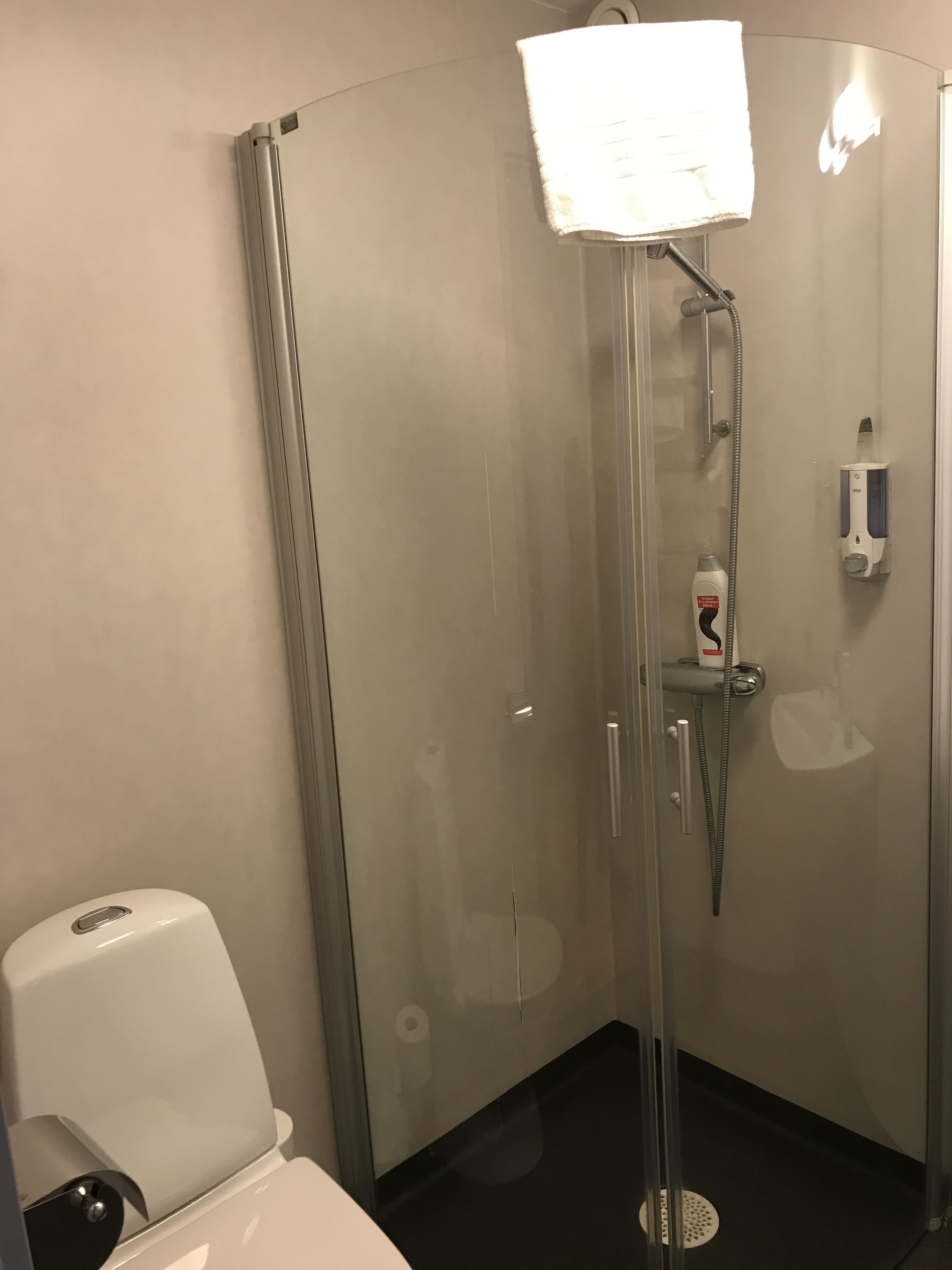 double room | bathroom shower