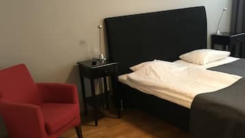 Dobbeltrom | Blendingsgardiner, strykejern/-brett og barnesenger