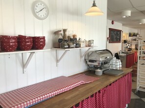 Café da manhã com buffet grátis todos os dias