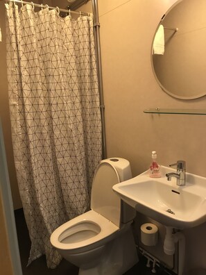Quarto solteiro | Banheiro | Produtos de toalete grátis, secador de cabelo, toalhas de banho 