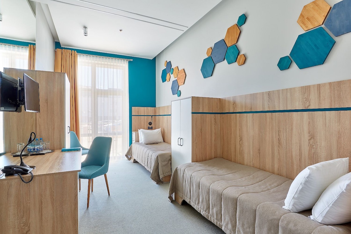 Zweibettzimmer (access to aquapark Lebyazhiy included) | Wohnbereich | LCD-Fernseher