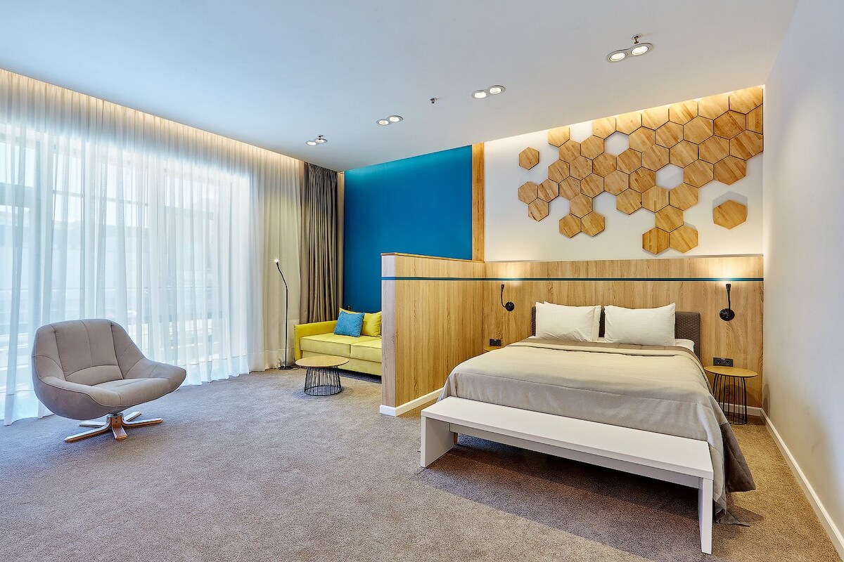 Deluxe-Doppelzimmer (access to aquapark Lebyazhiy included) | Wohnbereich | LCD-Fernseher
