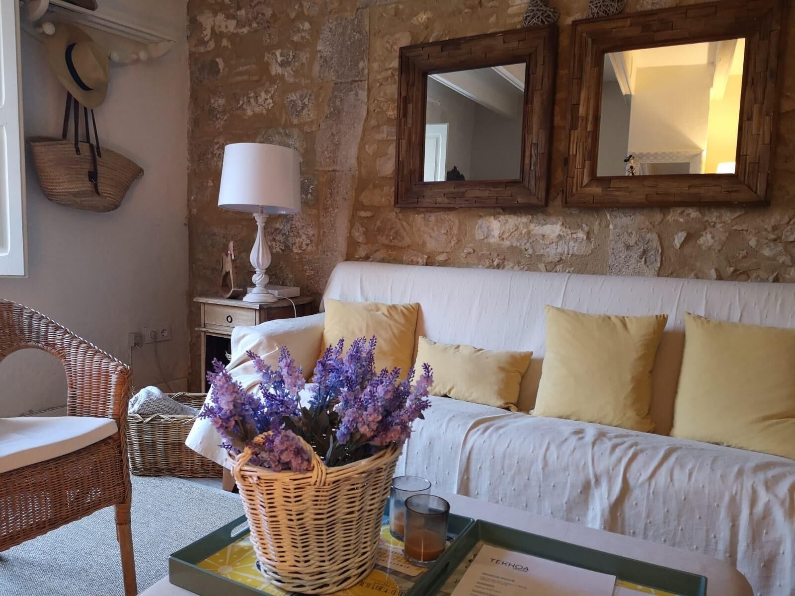 Een televisie, een open haard en boeken