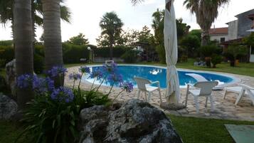 Hồ bơi ngoài trời phục vụ theo mùa, ghế dài tắm nắng