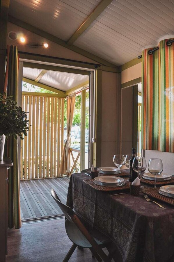 Bungalow, 2 Bedrooms (Tonga 4 Small) | In-room dining
