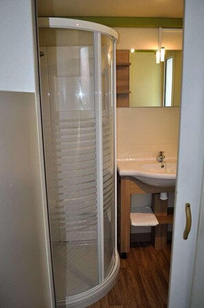 Bungalow, 2 Schlafzimmer (Morea) | Badezimmer | Dusche, Handtücher