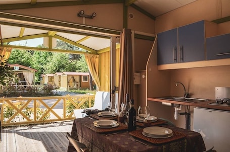 Refrigerador, placa de cocina, utensilios de cocina