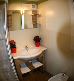 Bungalow, 2 Bedrooms (Morea) | Bathroom