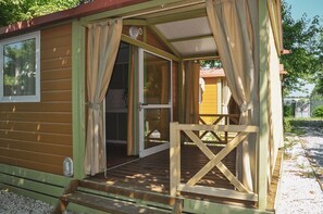 Bungalow, 1 Bedroom (Tonga 2) | Free cribs/infant beds, rollaway beds, bed sheets