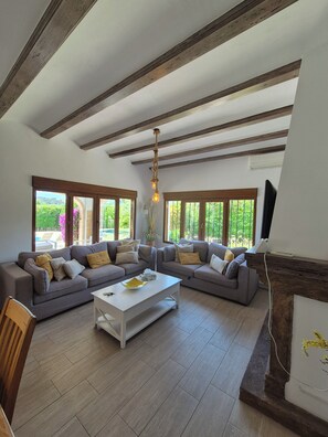 TV connectée, cheminée, chaîne hi-fi