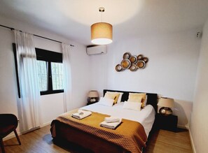 3 chambres, coffres-forts dans les chambres, fer et planche à repasser