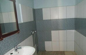 Habitación clásica doble | Baño | Ducha y cabezal de ducha tipo lluvia