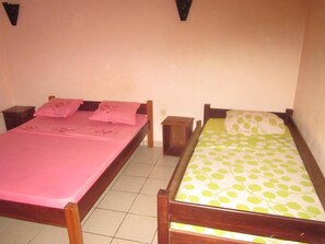 Basic Triple Room | In-room safe, laptop workspace, cribs/infant beds, free WiFi - Residence Kathyly (Antsiranana)