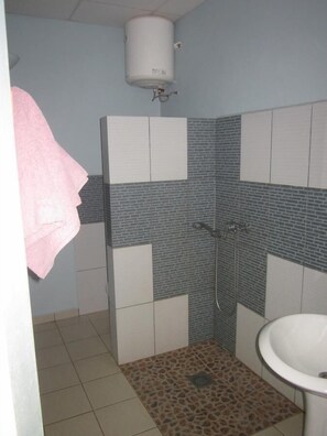 Basic Triple Room | Bathroom | Shower, rainfall showerhead, free toiletries, towels - Residence Kathyly (Antsiranana)