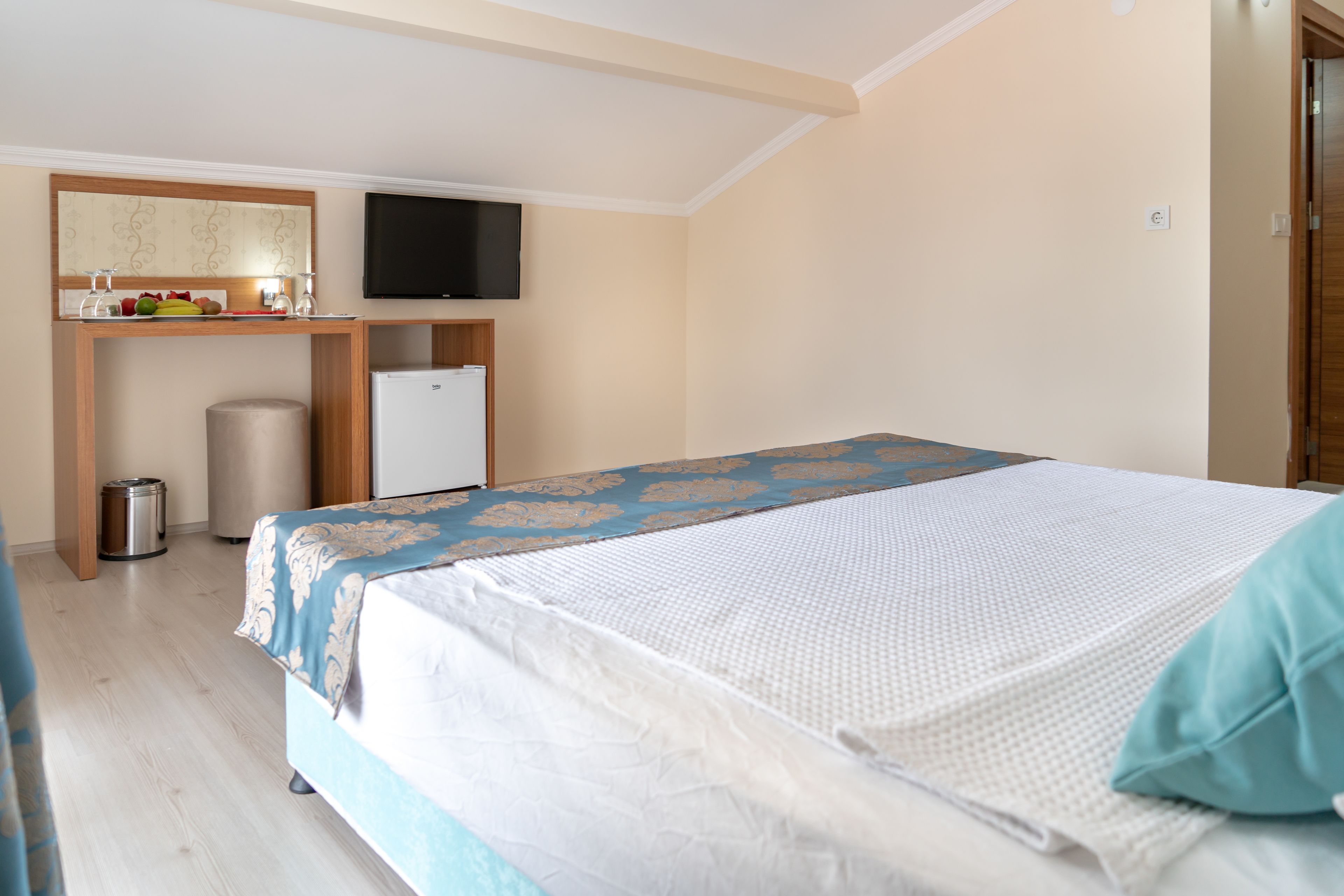 standard room | 1 bedroom, minibar, in-room safe, desk