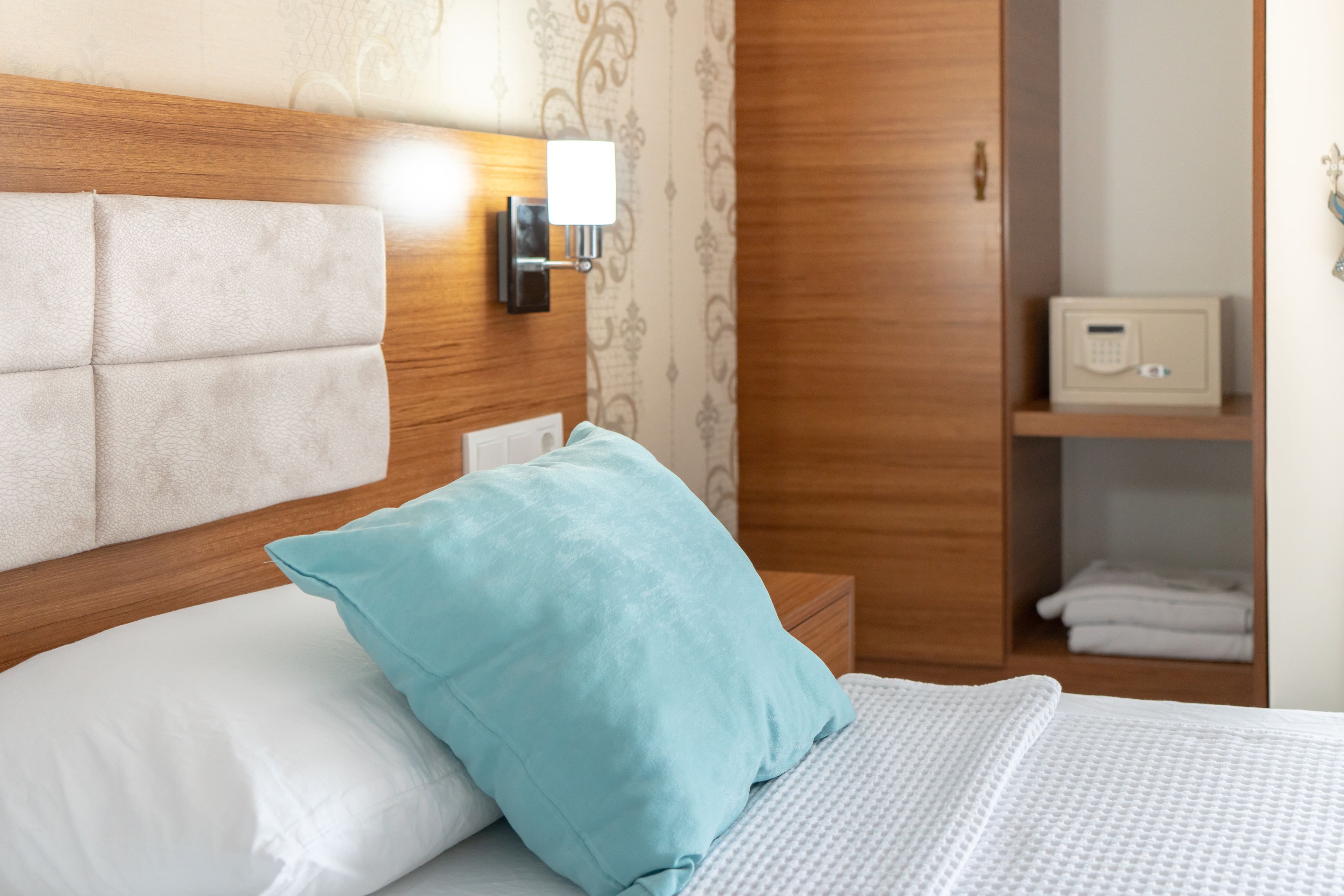 standard room | 1 bedroom, minibar, in-room safe, desk